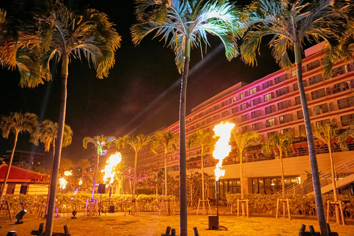 夜のガーデンに炎が上がるヒルトン沖縄北谷リゾート