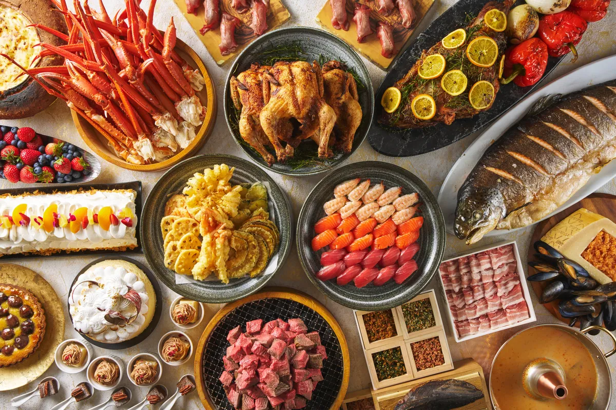 年末年始の特別ビュッフェに並ぶズワイガニや料理