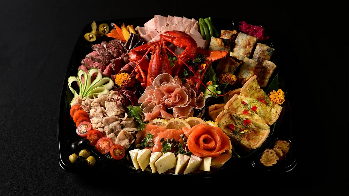魚介や肉を盛り込んだクリスマスオードブル