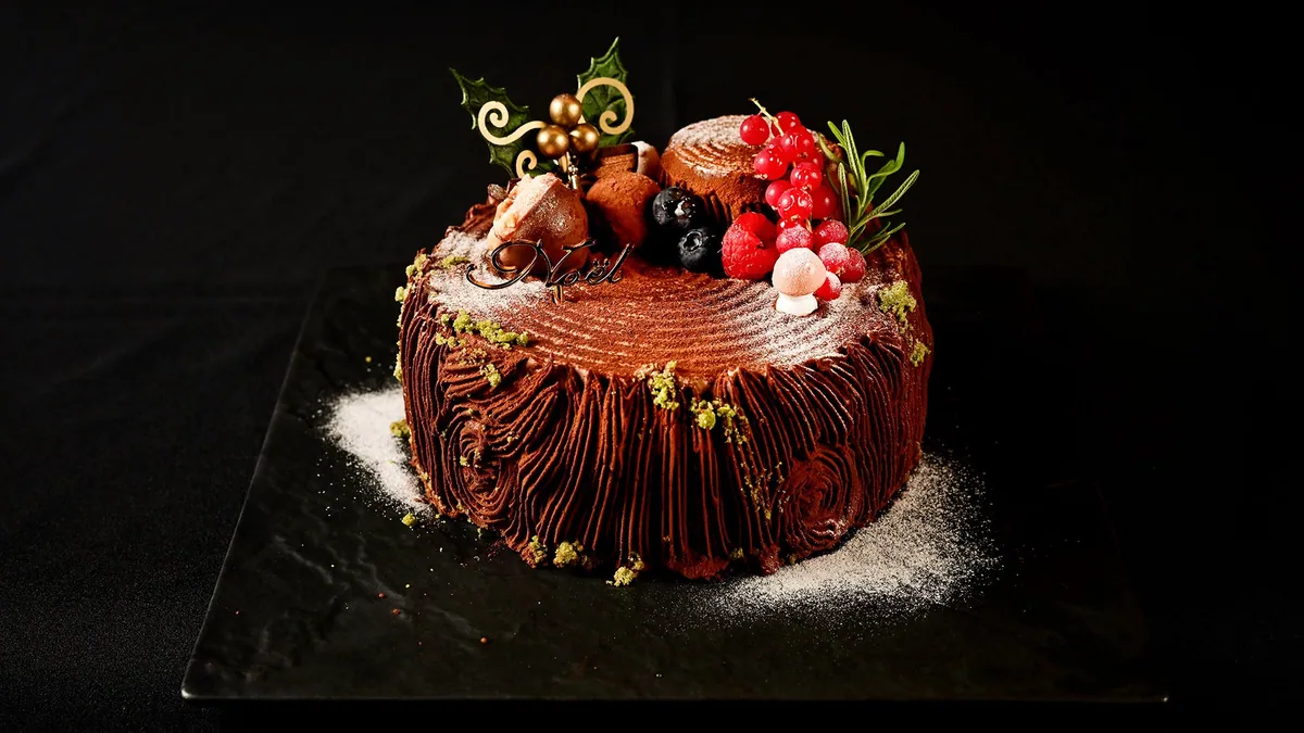 フルーツを飾ったチョコレートケーキ「ブッシュ・ド・ノエル」