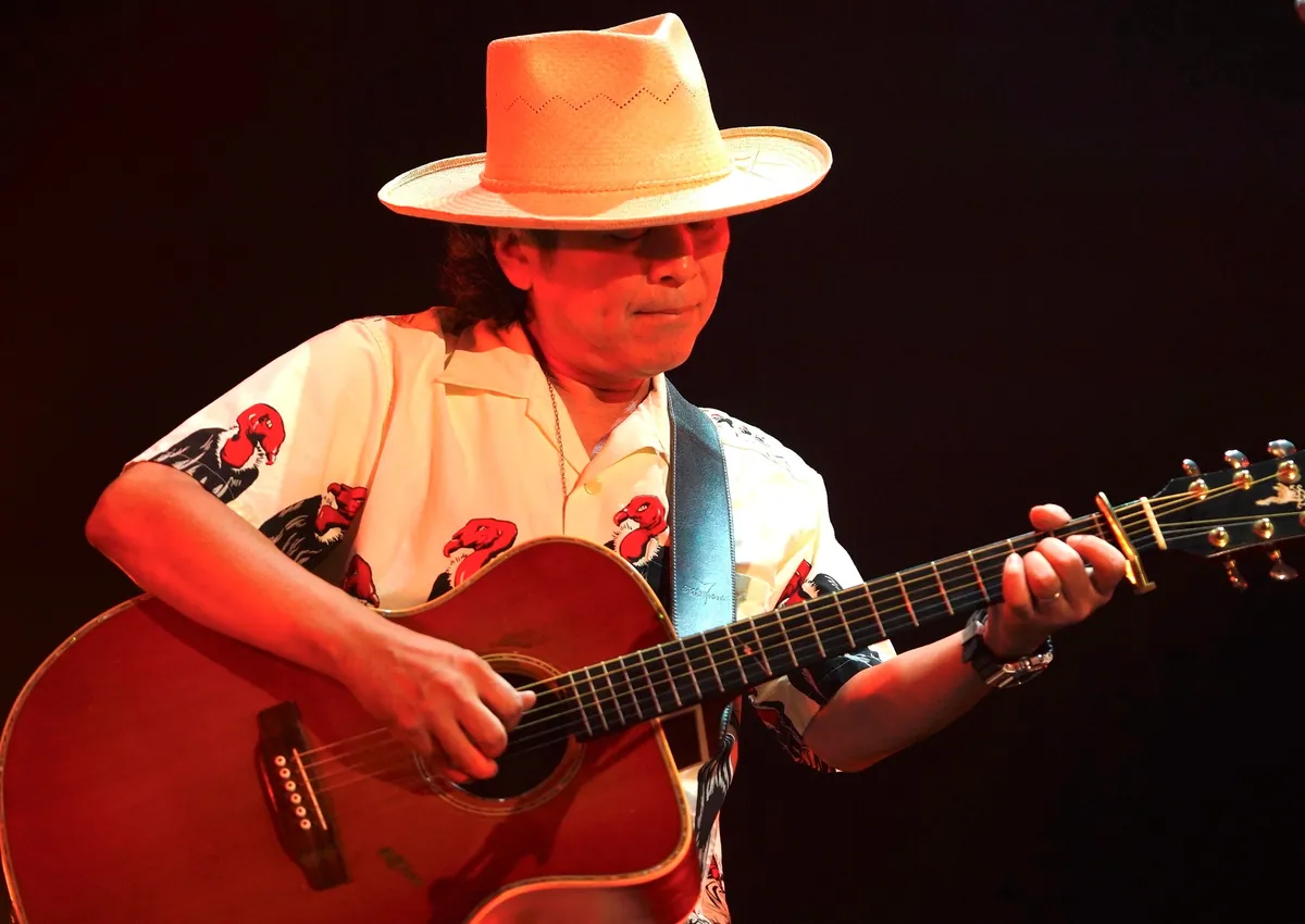 アコースティックギターを弾く島袋優さん