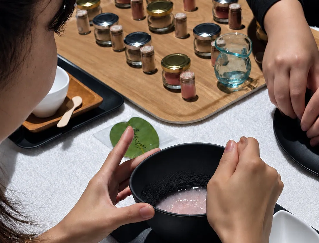 小瓶に入った素材を選んで海洋スクラブを作る手元