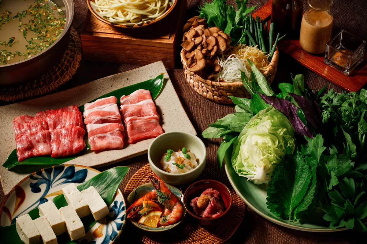 島のハーブや野菜、豚肉、島豆腐を並べた命草薫るにーぶい鍋