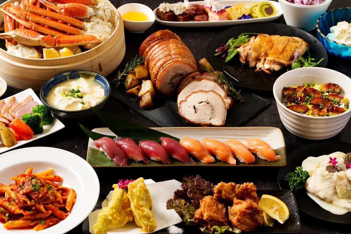 大晦日の特別ディナーに並ぶ蟹や握り寿司、ローストポークなどの料理