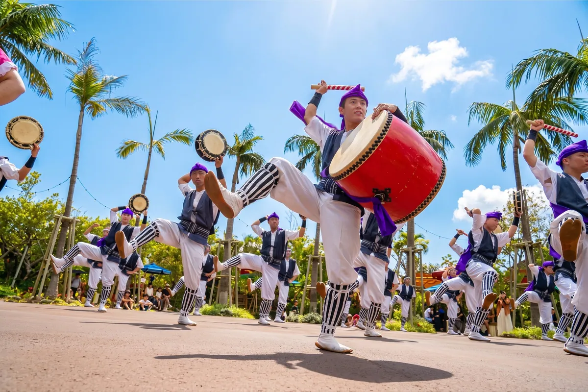 パーク内でエイサーを踊る地元団体の演者たち
