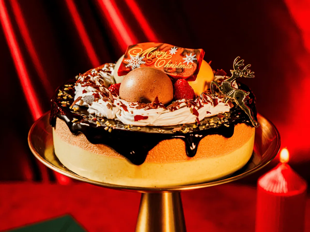 チョコレートソースをかけた「メルティ・アイスクリームケーキ」