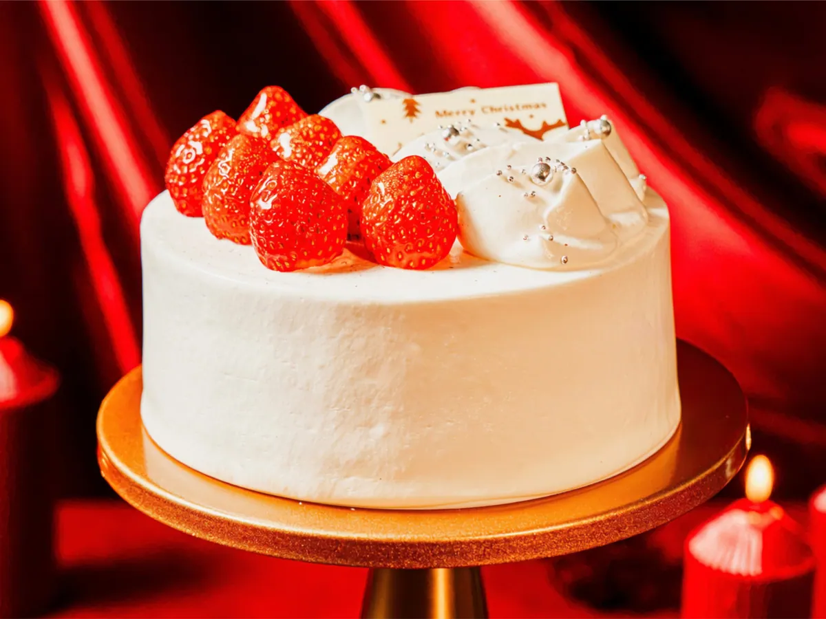 苺を飾った白いクリスマスケーキ「ホワイトクリスマス」
