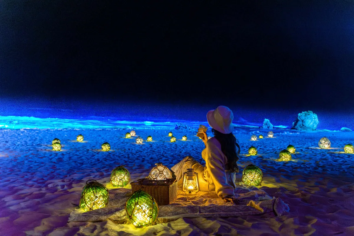 読谷のバンタカフェで冬の夜イルミ「海辺の夜あかり」、12月12日から手持ちの美ら玉ランタンが新登場