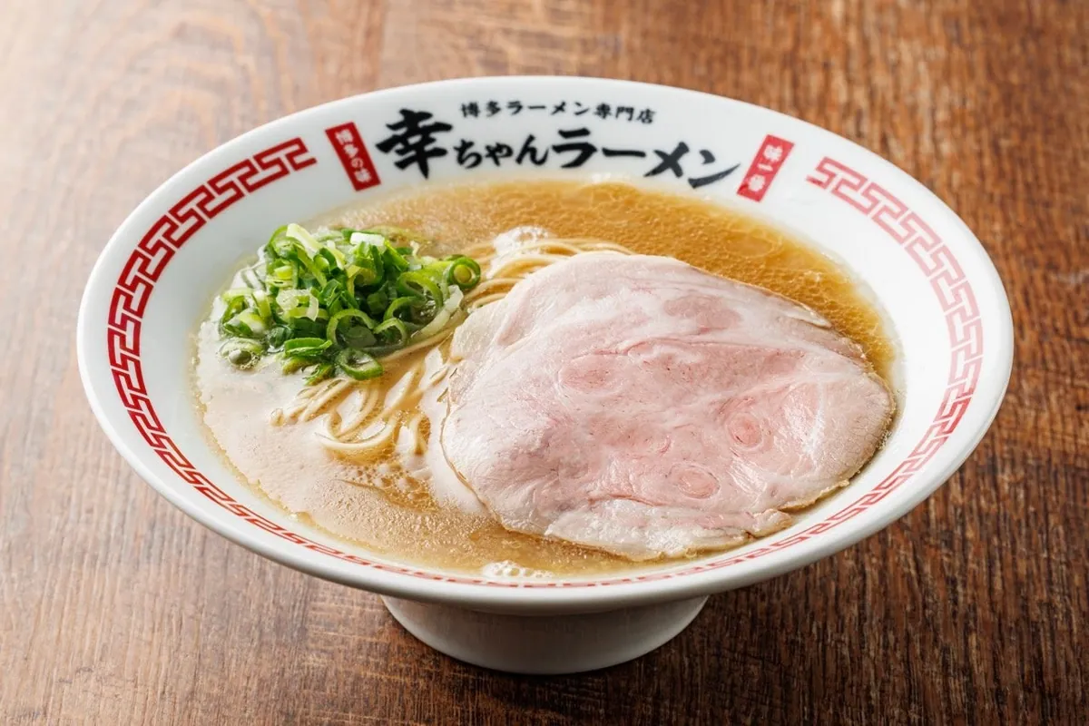 チャーシューと青ネギがのった豚骨ラーメン
