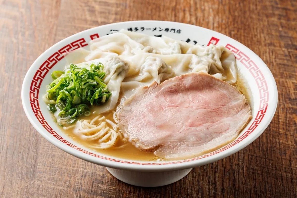 ワンタンとチャーシューがのったラーメン