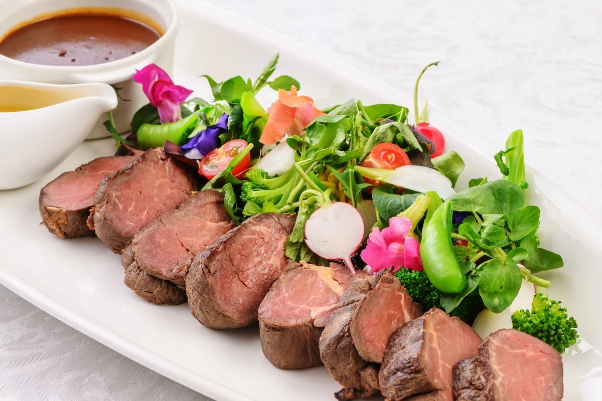 牛肉のローストにサラダを添えた料理のイメージ