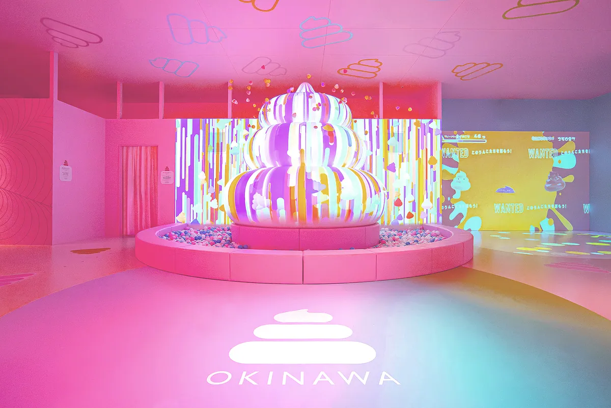沖縄の青い海と空をイメージしたうんこミュージアム OKINAWAの展示空間