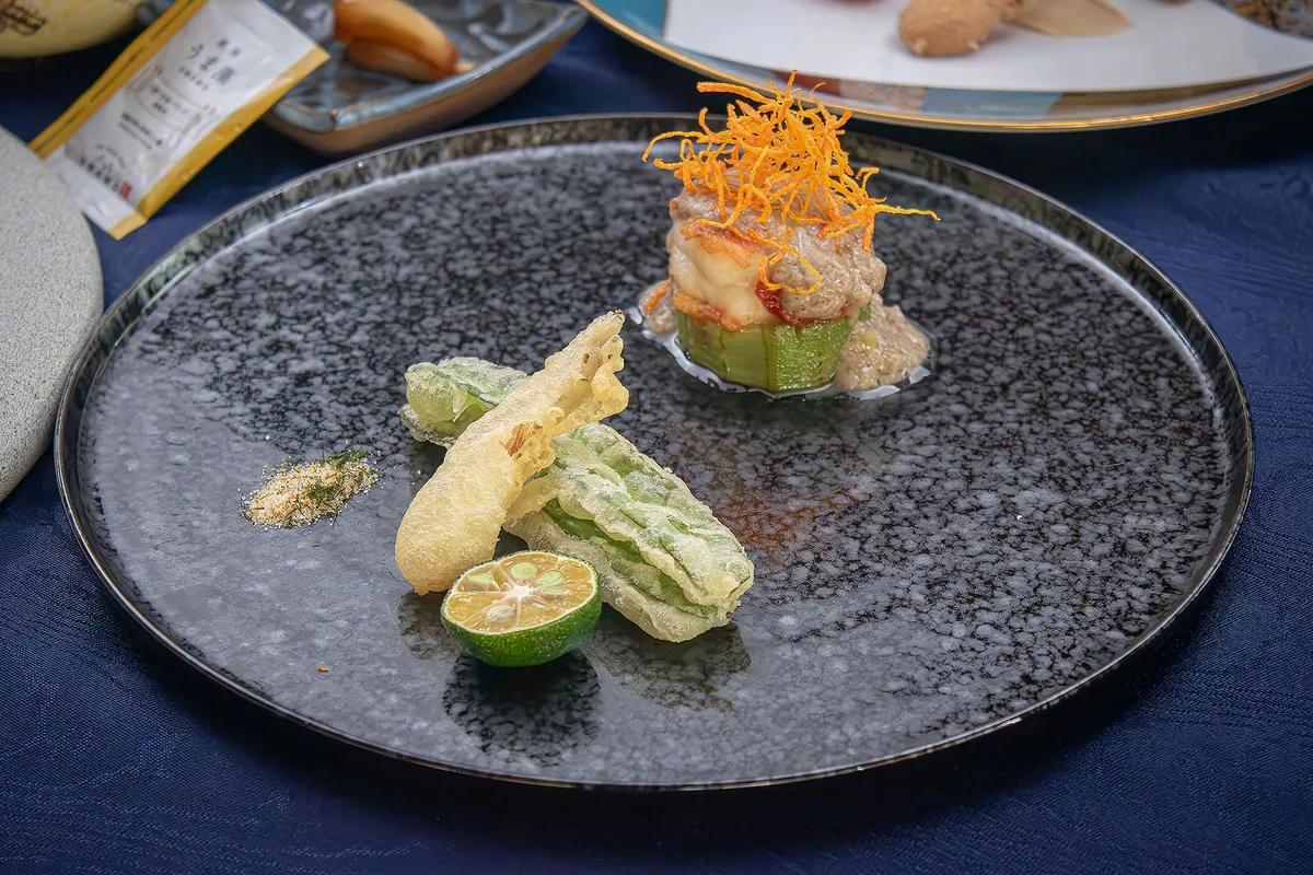 大海老と島野菜のフリットを盛り付けた一皿