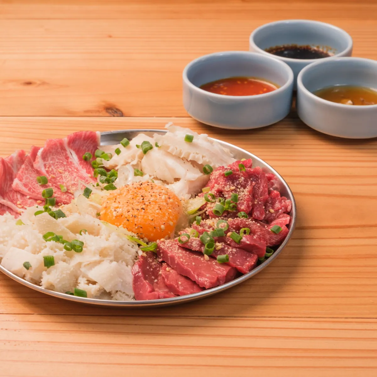 卵黄をのせた焼肉倉庫ユッケ