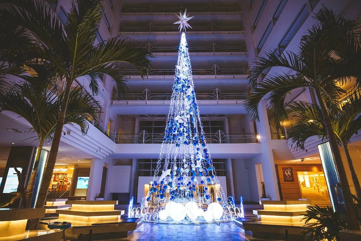 ロビーに立つ青いオーナメントのクリスマスツリー